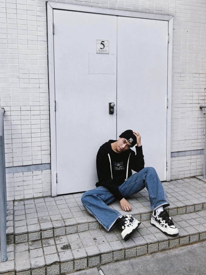 Anh bất ngờ đăng tải lại hình ảnh bị soi mang giày cặp với Hương Giang