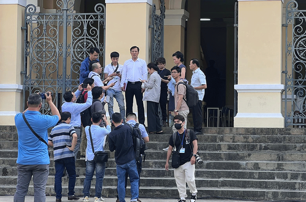 Ông Phạm Ngọc Duy, Chánh văn phòng TAND TP.HCM phổ biến cho các phóng viên về việc tác nghiệp tại phiên tòa. (Ảnh: Nguyễn Huế)