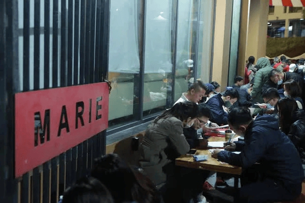 Cảnh tượng phụ huynh có mặt từ 0h để mua hồ sơ vào lớp 1 cho con vào năm ngoái tại trường Marie Curie