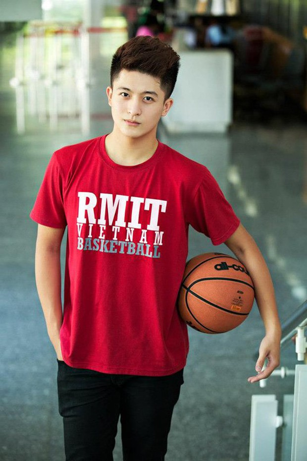 Harry Lu nổi tiếng và được nhiều người biết đến khi hé lộ hình ảnh chơi bóng rổ tại trường Đại học