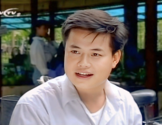 Diễn viên Xuân Tùng được khán giả biết đến qua vai “Lão Trư” phimXin hãy tin em.Trong bộ phim cách đây 27 năm, Xuân Tùng đóng Trư - người yêu Thắm (Hoa Thúy thủ vai), có vẻ ngoài vụng về, thô kệch nhưng tốt bụng, chân thành trong tình yêu. Nhiều năm qua, Xuân Tùng vắng bóng khỏi màn ảnh. Anh chia sẻ đã rời môi trường làm việc chuyên nghiệp - Nhà hát Tuổi trẻ từ năm 2008.