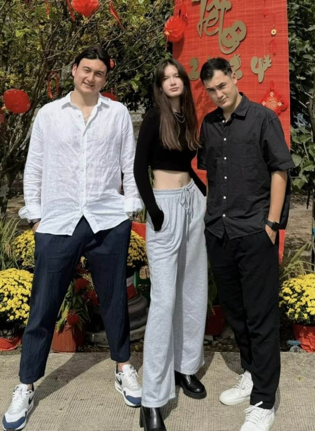 Văn Lâm có hai người em đều sở hữu ngoại hình thu hút