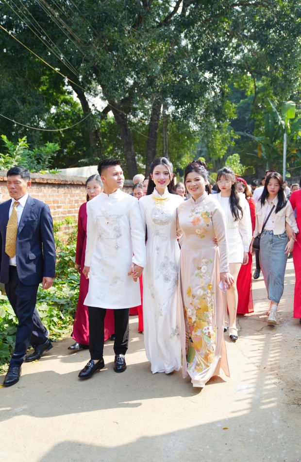 Mẹ Quang Hải đi hỏi vợ cho con trai (Ảnh: FBNV)