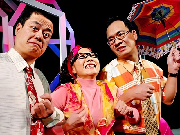 Năm 2008, Xuân Tùng rời Nhà hát Tuổi trẻ. Anh sợ bản thân rơi vào lối mòn bởi đó là thời kỳ sân khấu khó khăn, cuộc sống của anh có nhiều ngã rẽ. “Tôi quan niệm thứ nguy hiểm nhất trong nghề diễn là việc mình đi trên con đường bằng phẳng khiến mình ‘buồn ngủ’, tôi sợ điều đó” - diễn viên 55 tuổi cho biết.