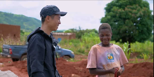 Tuấn (áo hồng) hạnh phúc khi nhận món quà lớn