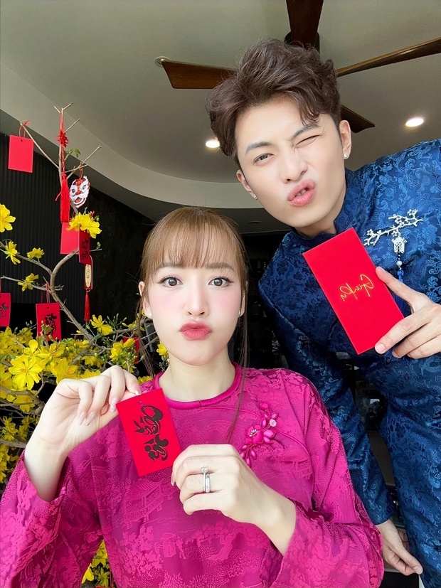 Sau đám cưới, cả hai thường xuyên chia sẻ khoảnh khắc hạnh phúc trên MXH