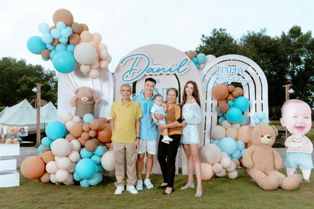 Vợ chồng Tiến Dũng đón bố mẹ vào dự sinh nhật bé Danil hồi tháng 11/2023