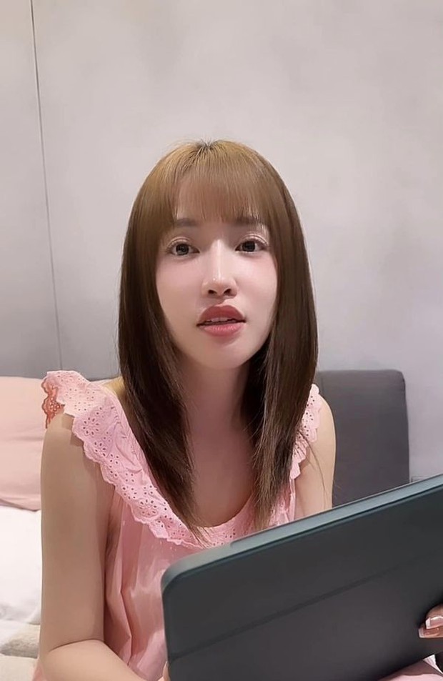 Mẹ chồng cũng nhận xét cô trông như những bé mười mấy tuổi