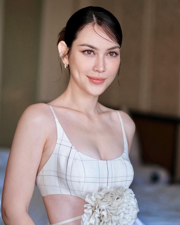 Đến tháng 4 năm ngoái, Matt Peeranee lên tiếng xác nhận chia tay với chồng cũ đàn chị. Tuy nhiên, cả danh tiếng và sự nghiệp của minh tinh đình đám 1 thời đã không thể nào lấy lại sau scandal 