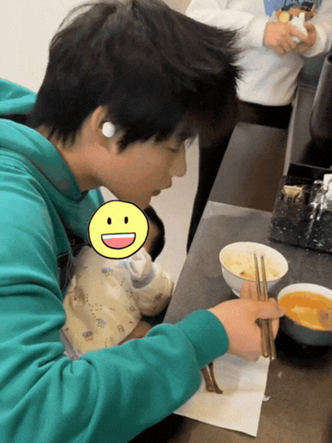 Dịch Dương vừa bế em vừa ăn cơm, netizen hài hước trêu rằng 