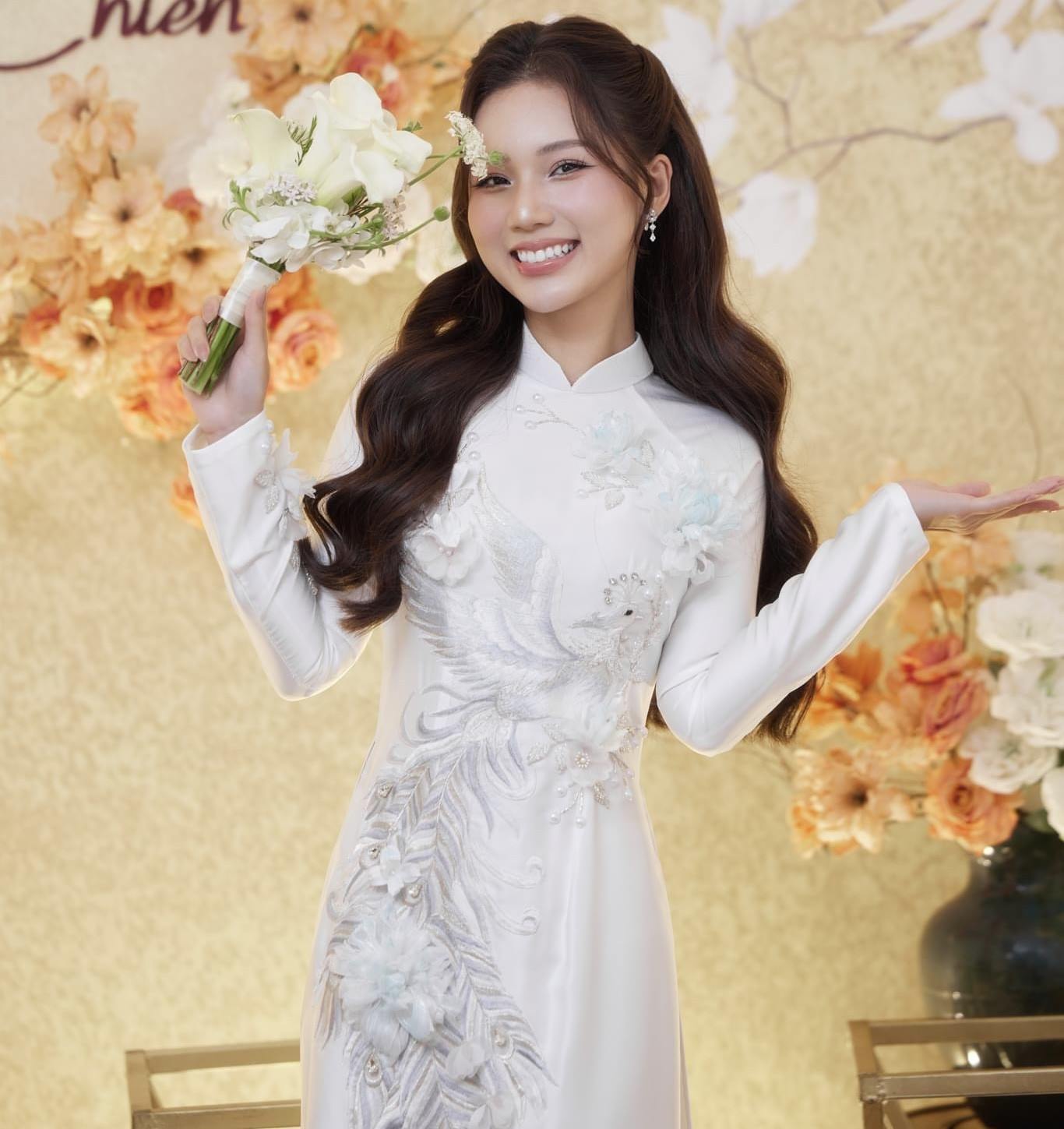 Nữ diễn viên Phạm Ngọc Anh vừa tổ chức đám hỏi với ông xã - doanh nhân Minh Chiến sau một năm hẹn hò. Trên trang cá nhân, khán giả cùng nhiều bạn bè, đồng nghiệp chúc phúc cho cặp đôi. 