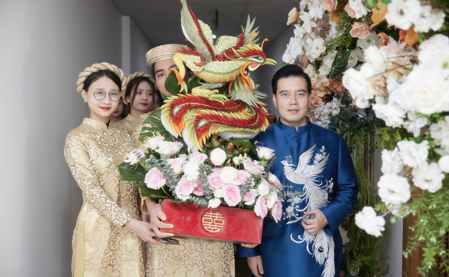 Bạn trai của nữ diễn viên lịch lãm, bảnh bao trong tà áo dài truyền thống màu xanh lam. Anh cùng đoàn nhà trai chuẩn bị sính lễ chu đáo đến nhà gái. 