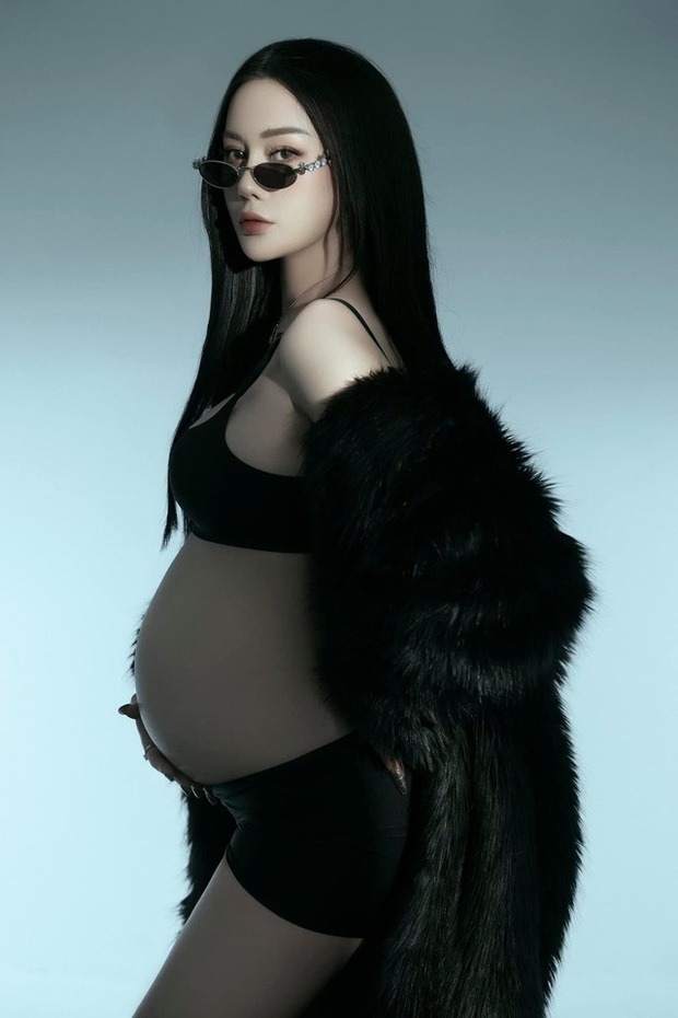 Trong bức hình, bà xã Shark Bình mặc trang phục tông màu đen để lộ bụng bầu đang lớn rõ. Đây là lần đầu tiên người đẹp sinh năm 1989 công khai khoảnh khắc “full không che” vòng hai của mình. 