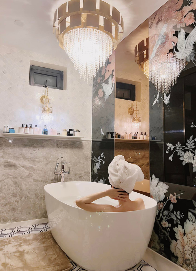 Biệt thự dát vàng rộng 600m2 của Lệ Quyên ở TP. HCM