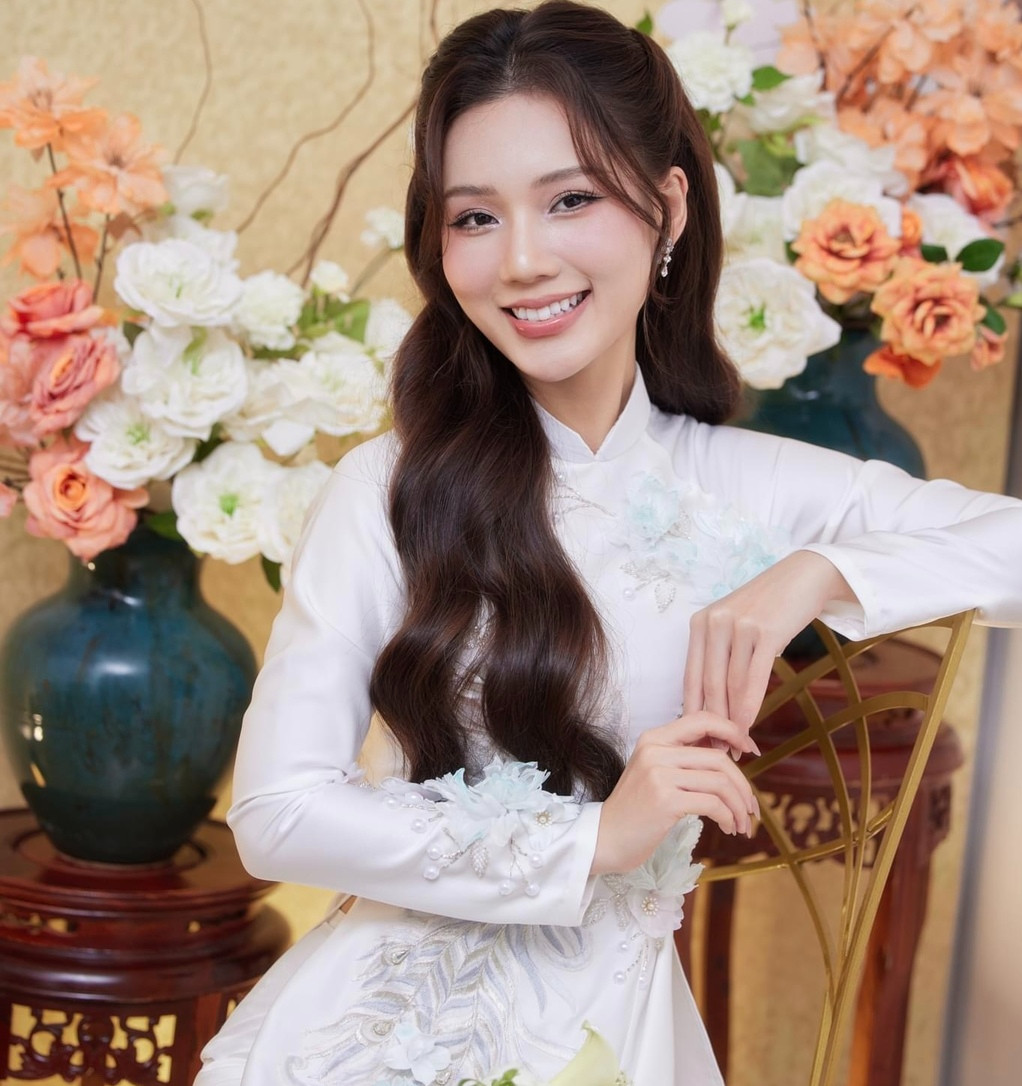 Trong ngày trọng đại, Ngọc Anh 'Phố trong làng' nền nã với tà áo dài trắng. Cô trang điểm nhẹ nhàng, trong trẻo nhưng vẫn toát lên thần thái rạng ngời. 