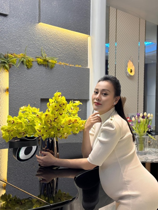 Nhiều người nhận xét rằng sau khi kết hôn, Phương Oanh dường như nhiều năng lượng tích cực và tươi vui hơn trước.