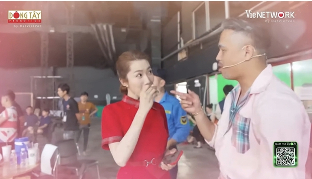 Trương Thế Vinh ngại ngùng khi đứng trước Thuý Ngân ở hậu trường 7 nụ cười Xuân