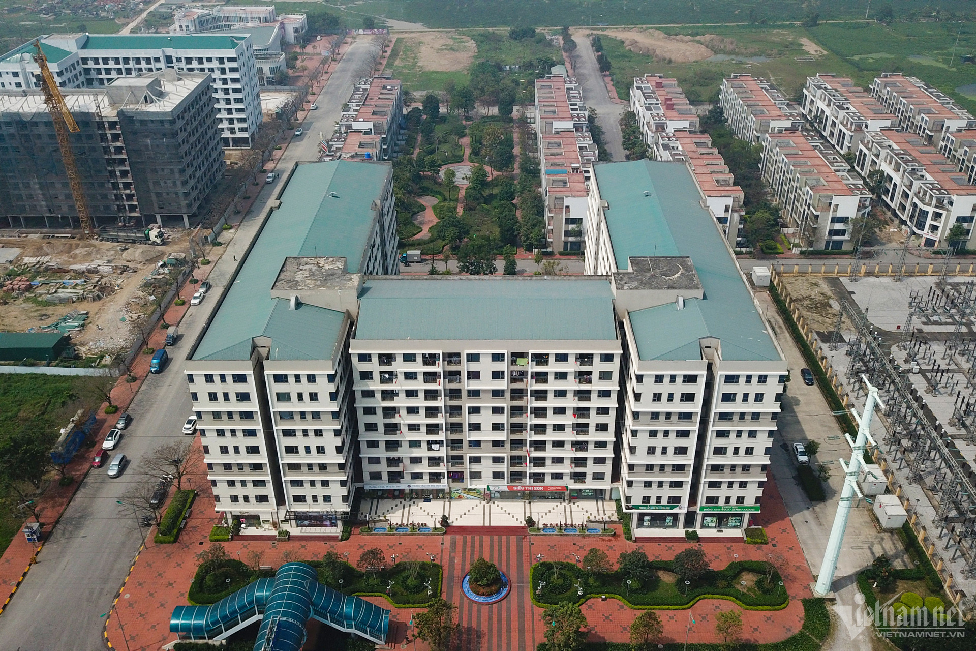 Khu nhà ở xã hội ở một khu công nghiệp tại Bắc Ninh nằm ngay bên quốc lộ 18. Đây là tổ hợp công trình đa chức năng có 9 tầng với 512 căn hộ bao gồm 1 trường tiểu học (quy mô 15 lớp), 1 trường mầm non (quy mô 12 lớp), nhà văn hóa (sức chứa 1.000 người), trạm y tế, công viên cây xanh, khu tập thể dục thể thao,... được đầu tư xây dựng trên khu đất 17.000m2