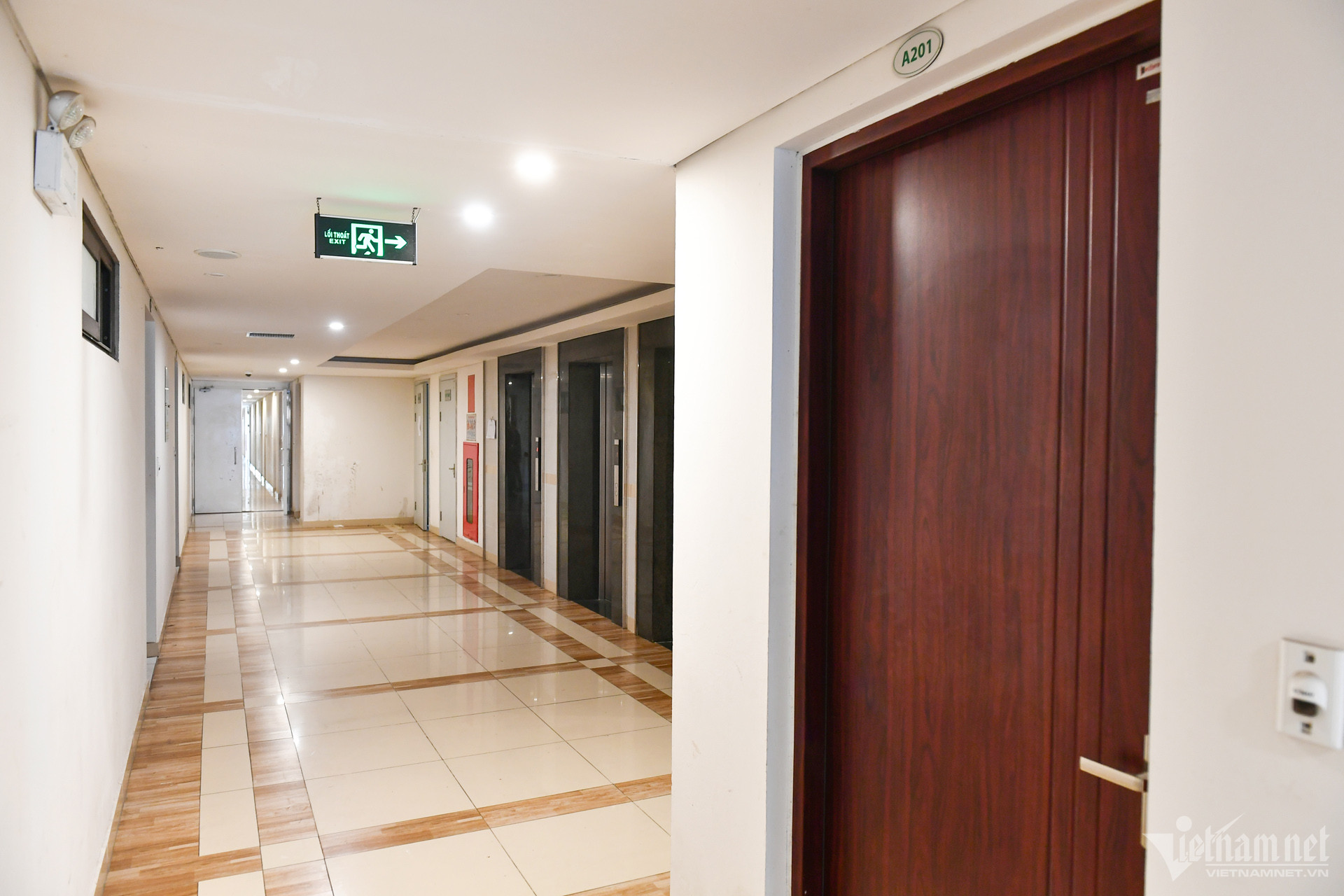 Mỗi tòa có 3 thang máy, xung quanh luôn được vệ sinh sạch như các chung cư thương mại khác. Sảnh, hành lang, thang máy và mỗi tầng đều được lắp đặt hệ thống camera an ninh. Hệ thống thang máy có sử dụng thẻ từ dành riêng cho cư dân. Đơn vị quản lý vận hành theo tiêu chuẩn của Nhật Bản.