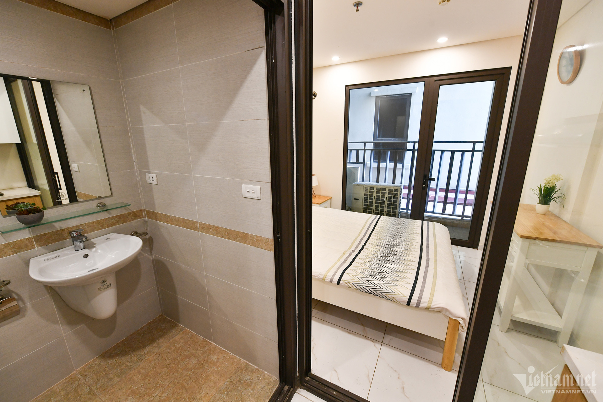 Với căn hộ 54m2 có 2 phòng ngủ, 2 buồng vệ sinh, 1 lô gia, phòng khách và bếp. Về nội thất, khi nhận nhà khách đã được sở hữu tường, sàn và trần thạch cao hoàn thiện.