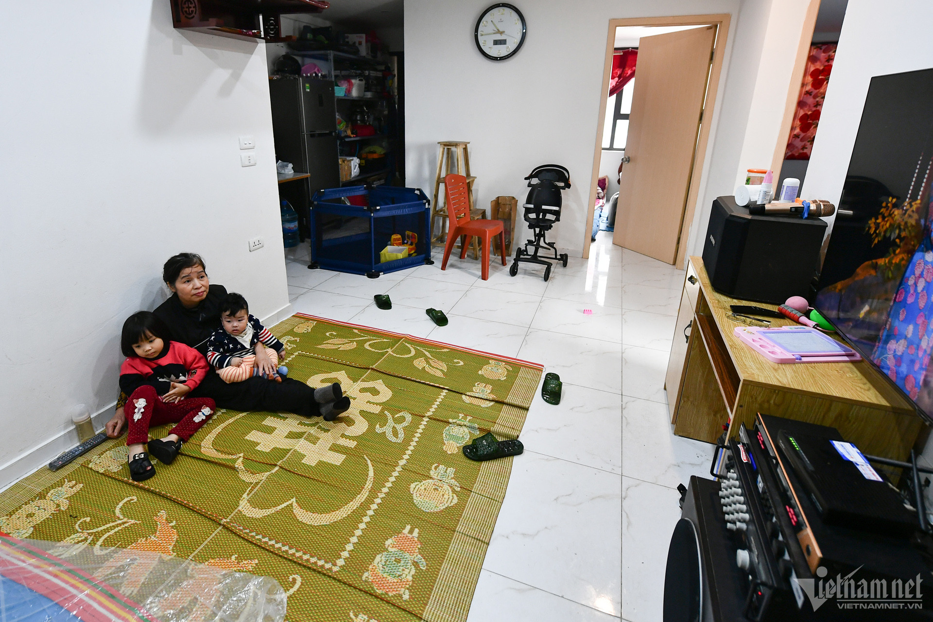 Bà Phạm Thị Vân (quê Thái Bình) ngồi trông cháu cho biết, căn hộ 67m2 này con trai bà mới mua được vài tháng hết hơn 500 triệu đồng. Gia đình có tới 6 người ở, bao gồm trẻ em. Vào buổi tối, con bà nằm ngủ ở phòng khách.