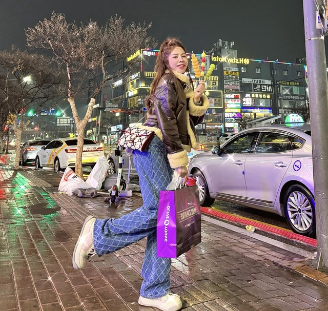 Hạnh được đào tạo tại Mỹ và Singapore trước khi chính thức trở thành cơ phó.