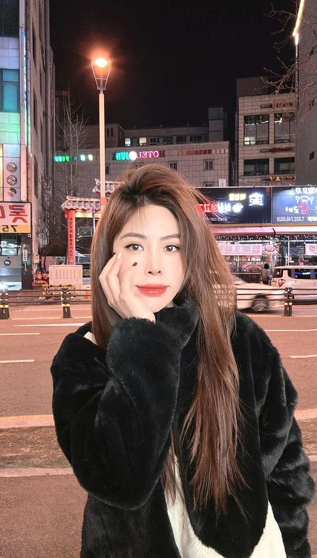 Cô luôn tươi trẻ, xinh đẹp, cuốn hút.