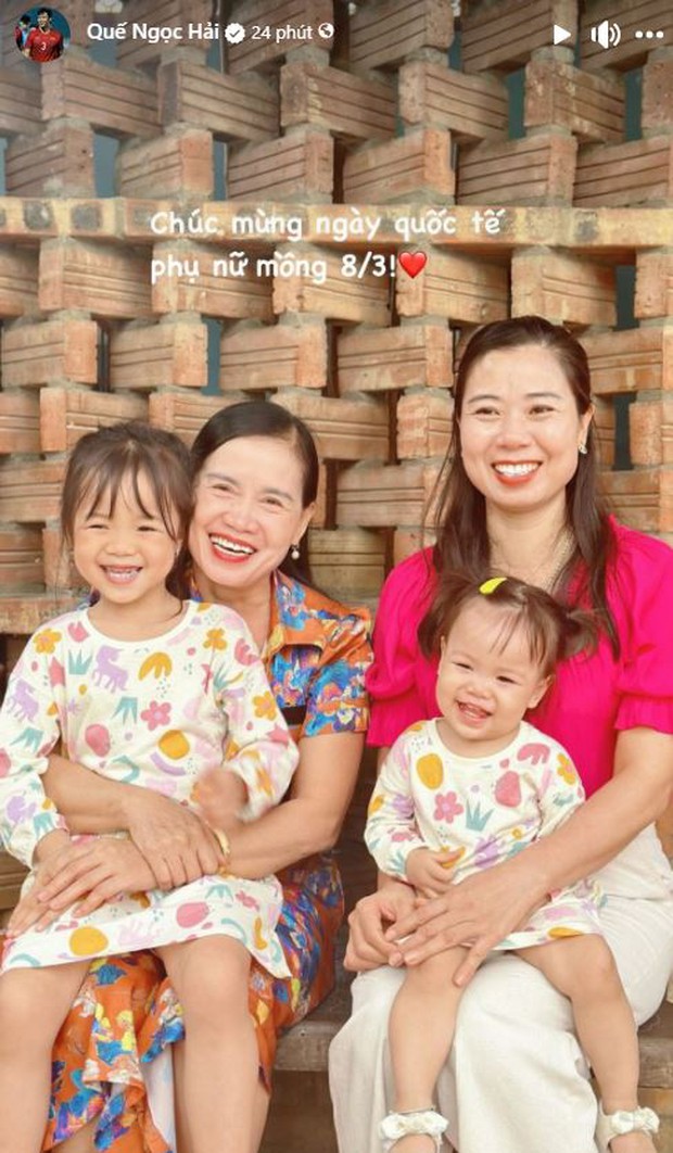 Quế Ngọc Hải đăng ảnh mẹ đẻ (trái) và mẹ vợ (phải) dịp 8/3