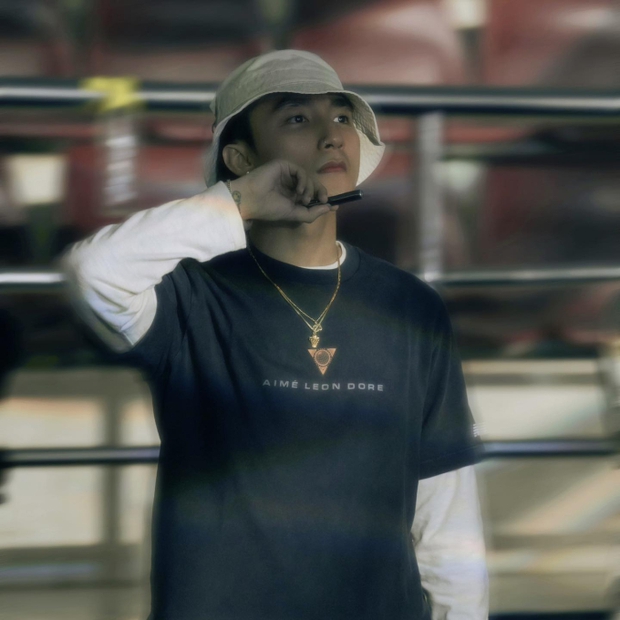 Trước đó, Sơn Tùng đích thân đến tổng duyệt và kiểm tra những khâu cuối cùng trước khi sự kiện bắt đầu