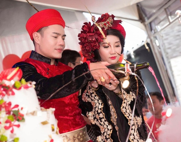 Nam diễn viên mặc luôn bộ đồ chú rể, lấy xe máy để đuổi theo đánh cảnh cáo người gây chuyện