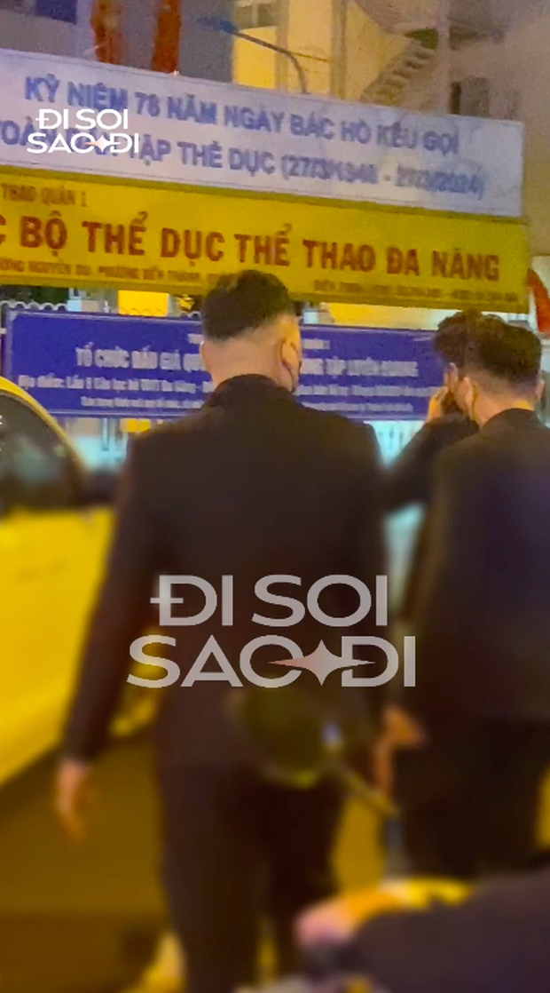 Các vệ sĩ túc trực để đảm bảo an ninh khi Sơn Tùng ra vào cổng