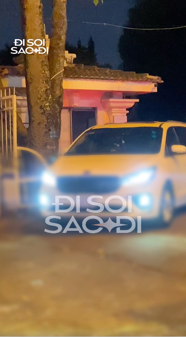 Xe riêng của Sơn Tùng nhanh chóng rời khỏi địa điểm tổ chức sau khi sự kiện kết thúc