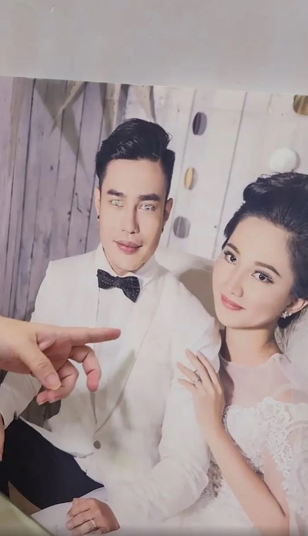 Tấm ảnh đặt ở cổng chào của Lê Dương Bảo Lâm và Quỳnh Quỳnh trong đám cưới 7 năm trước khi phá nát