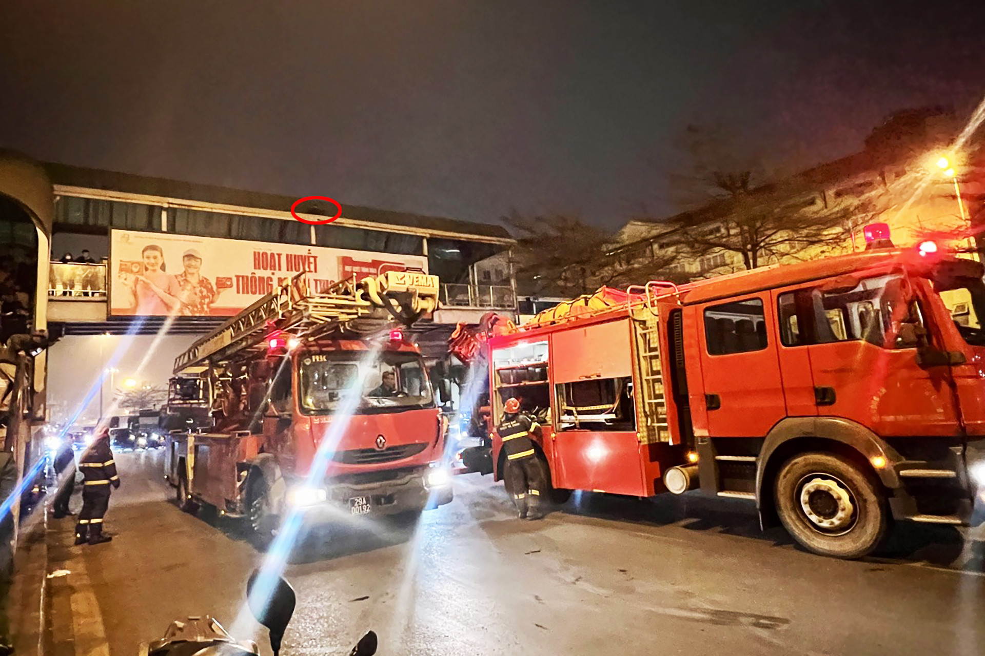 Cảnh sát PCCC&CNCH triển khai lực lượng đưa nam thanh niên xuống đất. Ảnh: CACC