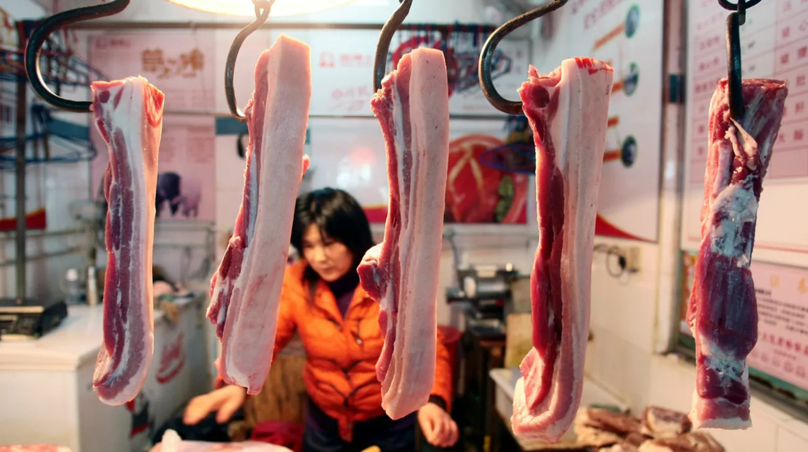 Người Trung Quốc đang ăn nhiều thịt hơn bao giờ hết, chiếm 27% sản lượng toàn cầu. Ảnh: Imaginechina