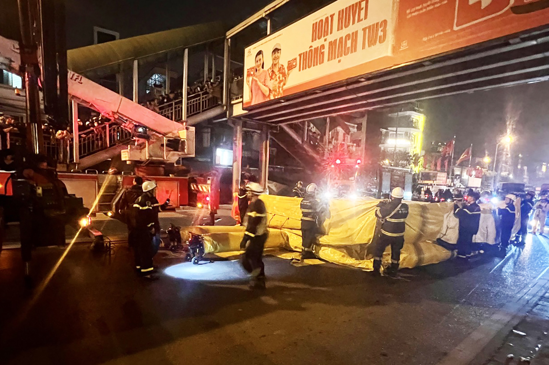 Lực lượng chức năng triển khai đệm hơi ở bên dưới đường (Ảnh: CACC)