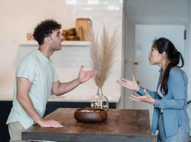 Chồng đem bát cháo khét đến cho tôi ăn. (Ảnh minh họa)