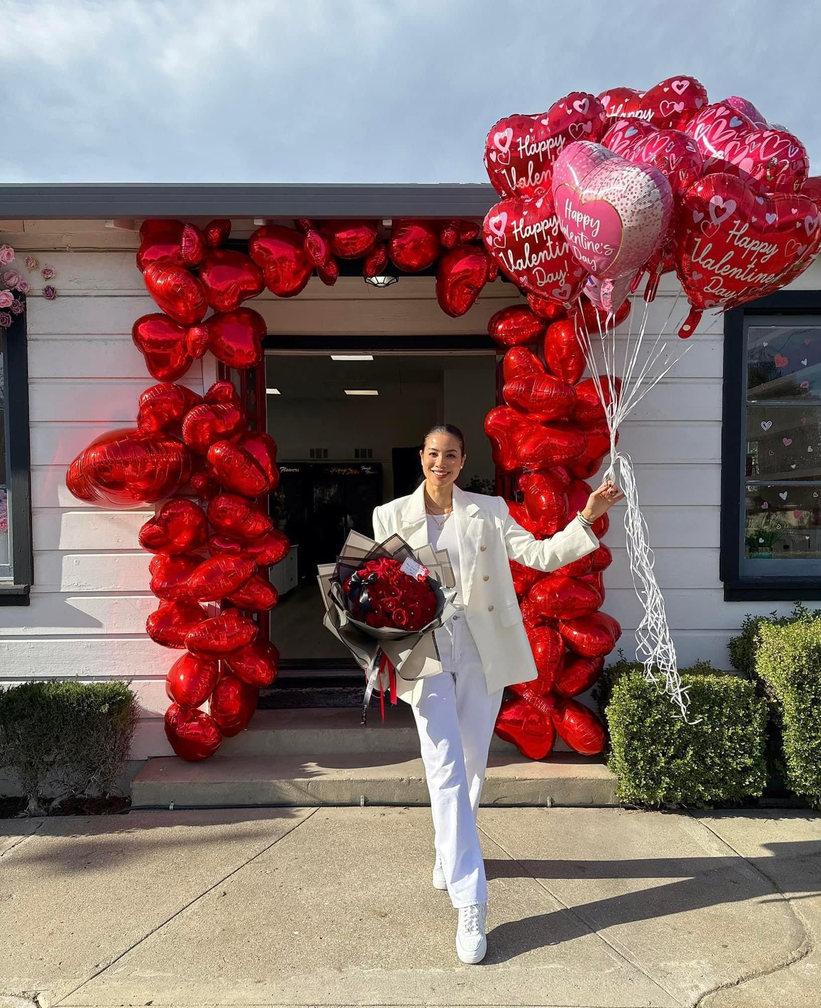 Rời showbiz Việt sang Mỹ định cư, Hoa hậu Phạm Hương hiện là mẹ 2 con, có cuộc sống giàu sang, sung túc bên ông xã doanh nhân. Người đẹp hạnh phúc khi được chồng yêu chiều, chăm sóc chu đáo mỗi ngày. 