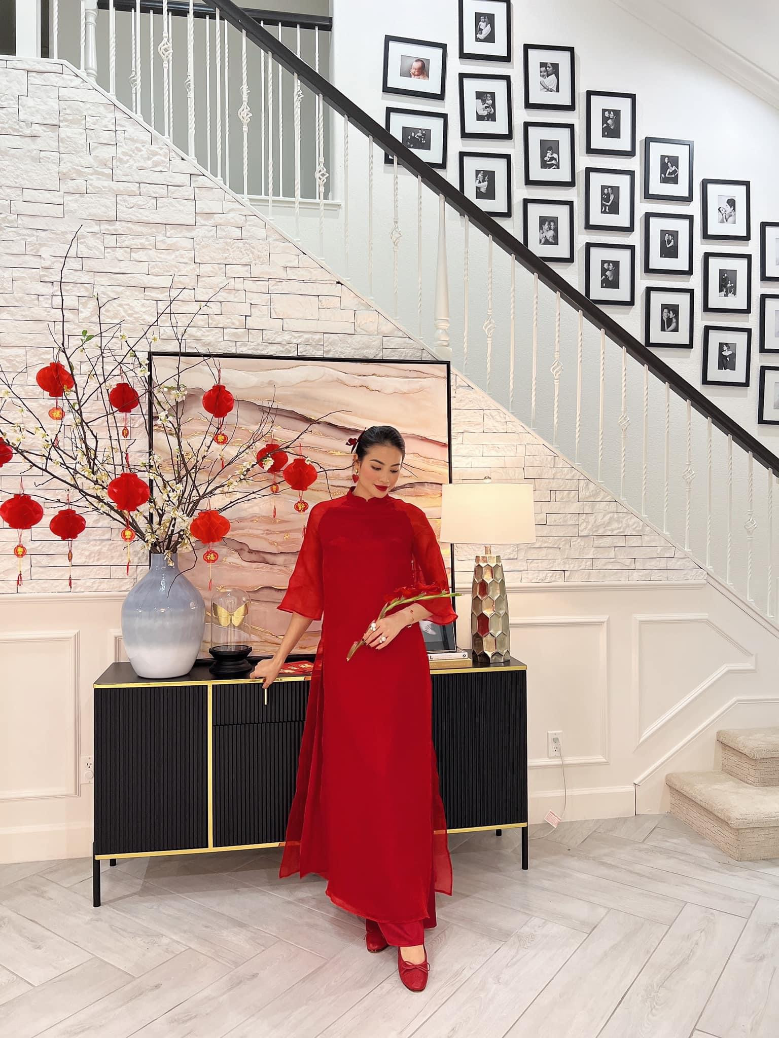 Phạm Hương dành phần lớn thời gian chăm sóc gia đình nhỏ. Biệt thự của cô được thiết kế theo phong cách hiện đại, tinh tế. Hệ thống cửa kính lớn đón ánh sáng tự nhiên giúp không gian trong nhà thoáng đãng. Cô thường trang hoàng căn biệt thự vào dịp Tết Nguyên đán, Noel...