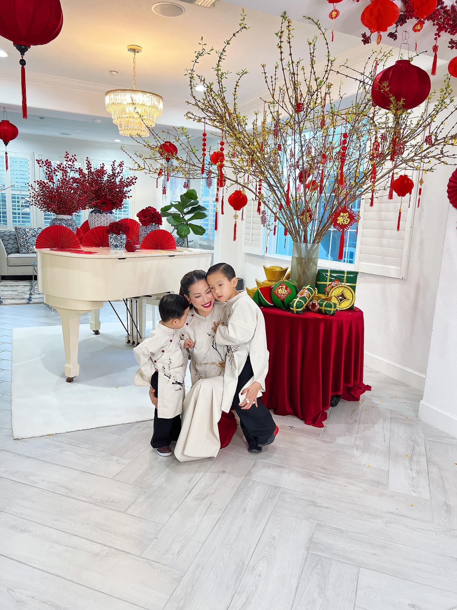 Trên trang cá nhân, Phạm Hương đăng tải loạt ảnh đón năm mới cùng gia đình tại Mỹ. Biệt thự của cô được trang trí đơn giản nhưng tinh tế, ấm cúng. Hoa hậu Phạm Hương diện áo dài nền nã, khoe nhan sắc mặn mà. Hai quý tử cũng tạo dáng đáng yêu chụp hình cùng cha mẹ.