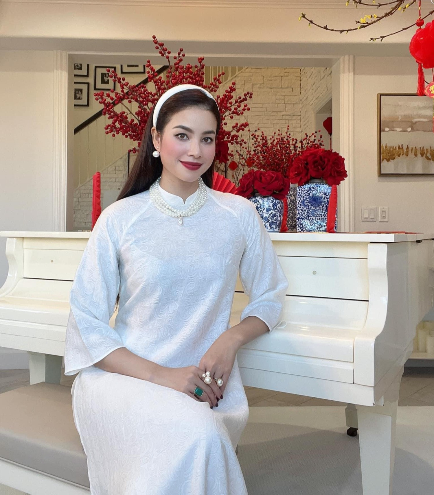 Người đẹp đang kinh doanh một cửa hàng hoa tươi ở Mỹ. Phạm Hương chia sẻ niềm yêu thích hoa, mong muốn mở thêm nhiều chi nhánh trong tương lai.