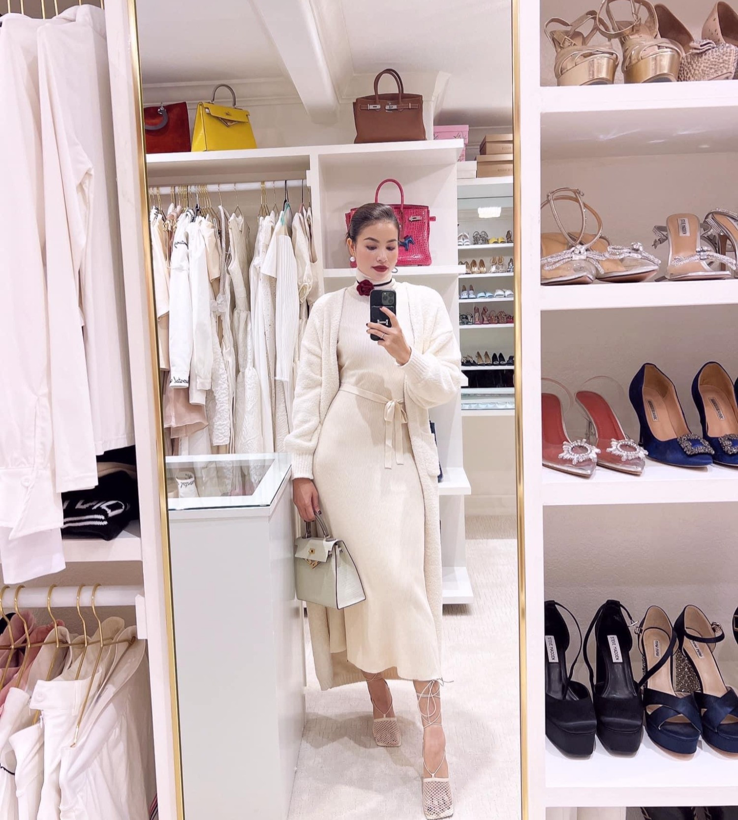 Phạm Hương sống trong biệt thự triệu đô, chăm diện đồ hiệu, xe sang. Cuộc sống hiện tại của Hoa hậu Hoàn vũ Việt Nam 2015 được nhiều người ao ước. Vào những dịp đặc biệt, người đẹp được chồng tặng biệt thự nghỉ dưỡng, kim cương và nhiều đồ hiệu đắt đỏ.