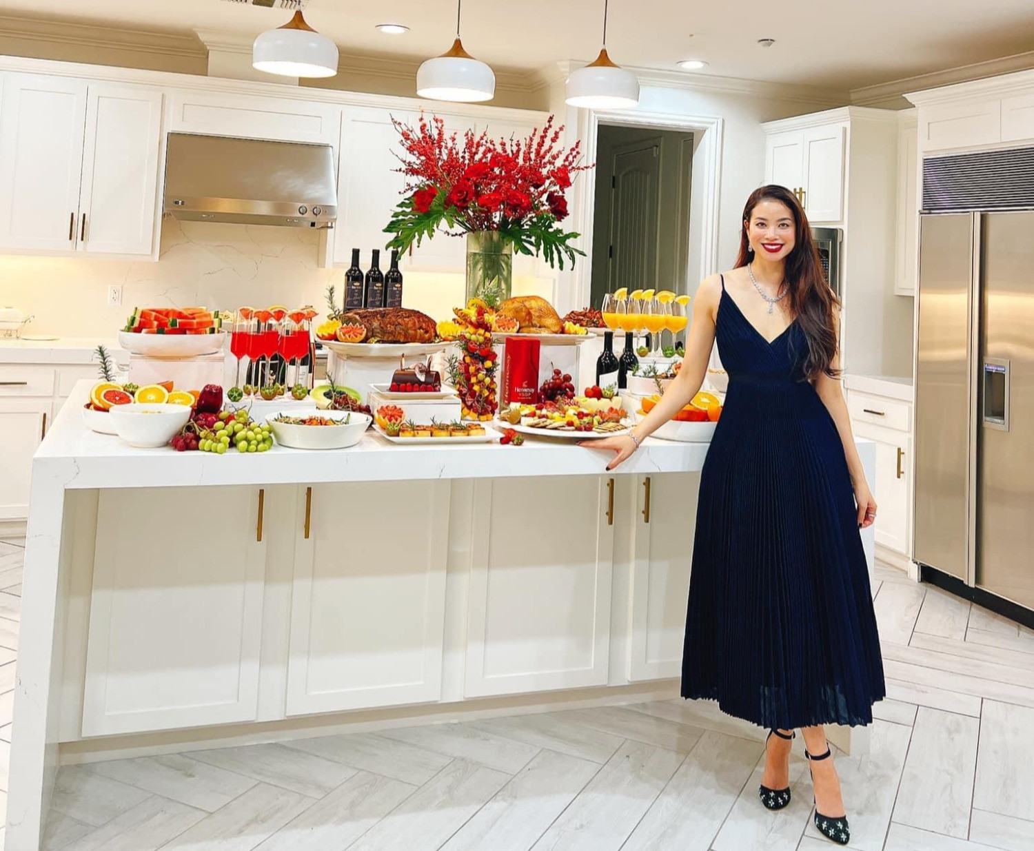 Ở Mỹ, Phạm Hương đầu tư chỉn chu cho căn bếp của gia đình. Các vật dụng được lựa chọn tỉ mỉ với tông màu chủ đạo trắng kem hoặc ghi xám.