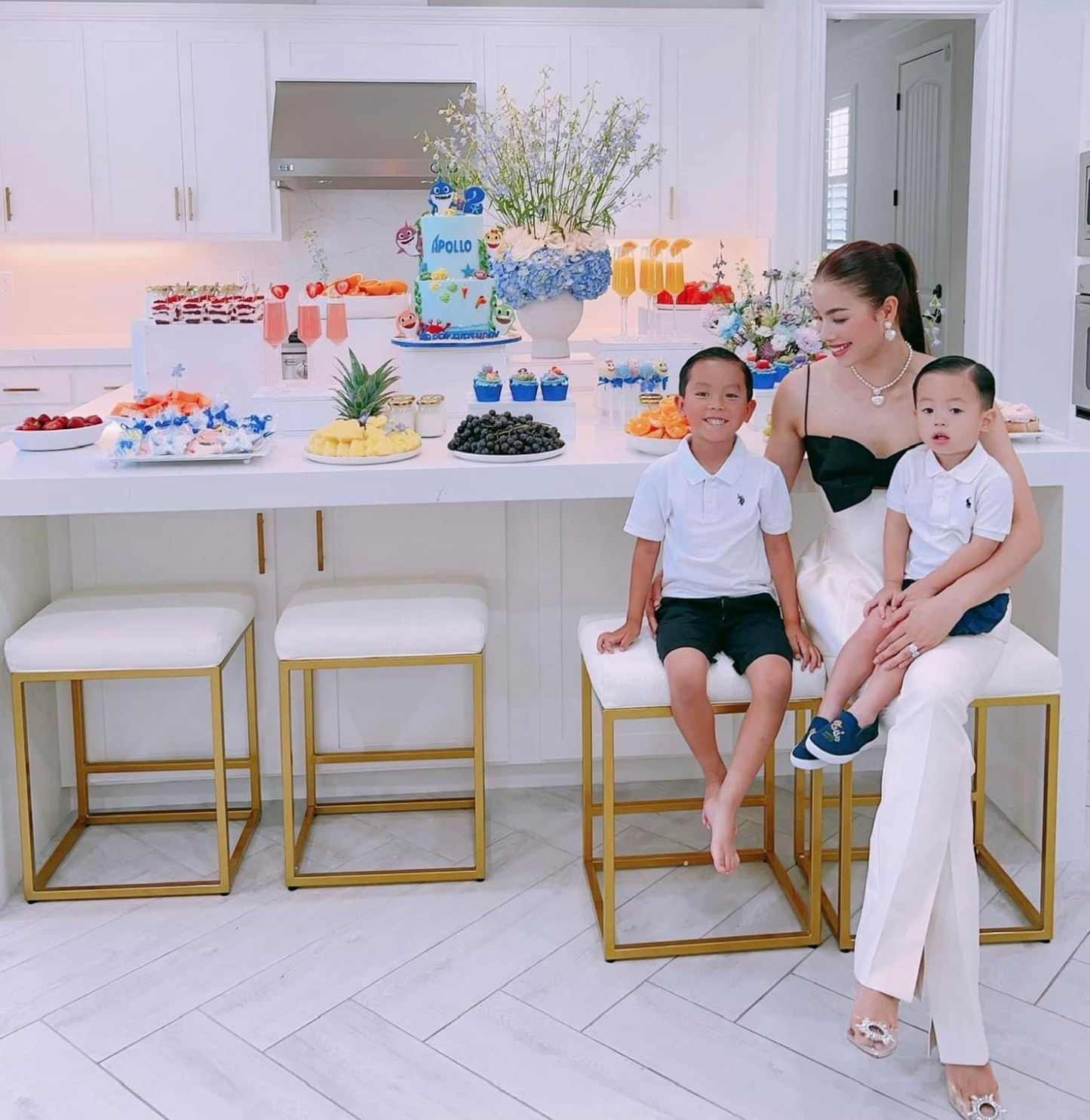 Bếp ăn là không gian Phạm Hương tự tay chế biến, bày biện những món ngon cầu kỳ, đẹp mắt cho gia đình hoặc bạn bè đến chơi. Ngoài ra, người đẹp thích cắm hoa để trang trí cho tổ ấm nhỏ. 