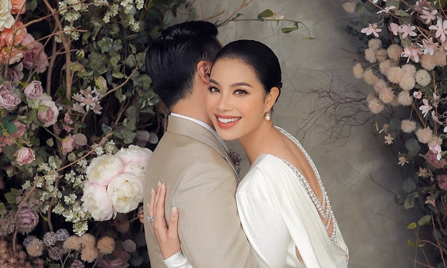 Phạm Hương được khán giả biết đến và yêu mến sau khi giành ngôi vị cao nhất cuộc thi Hoa hậu Hoàn vũ Việt Nam 2015. Khoảng giữa năm 2018, Phạm Hương bất ngờ tuyên bố sang Mỹ sống. Đầu năm 2019, Phạm Hương cũng công khai nhẫn đính hôn khi được bạn trai cầu hôn tại Mỹ đúng ngày Valentine. Những năm qua, Phạm Hương chỉ chia sẻ hình ảnh về hai con trai. Cô vẫn giấu kín dung mạo 'nửa kia'. 