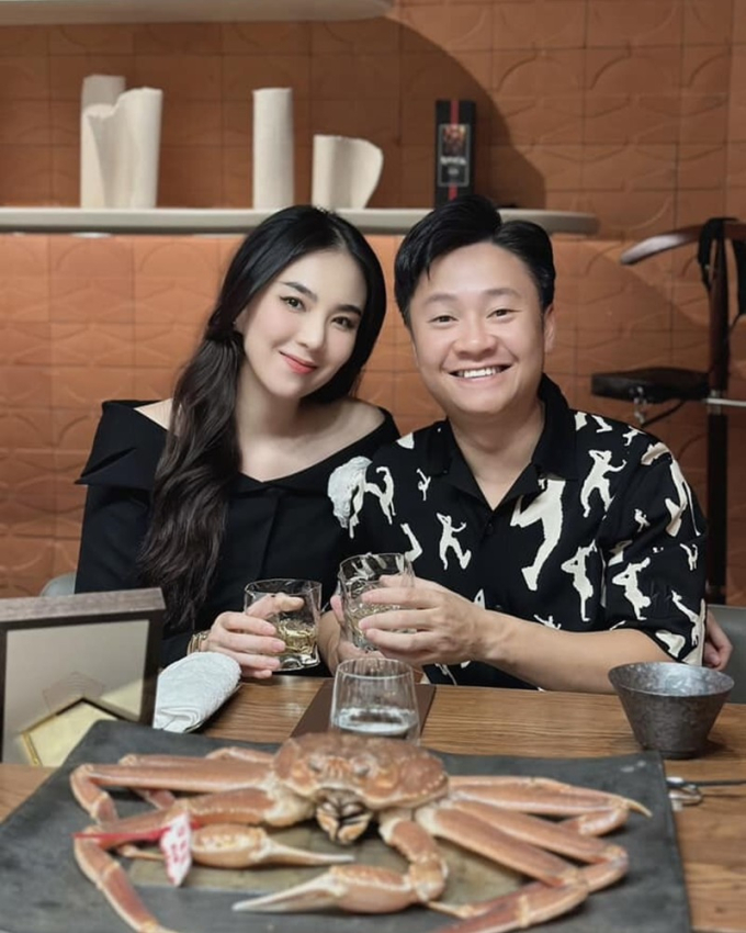 Mai Ngọc có cuộc sống sang chảnh bên ông xã doanh nhân giàu có. Cô thường xuyên đi du lịch ở nhiều địa điểm nổi tiếng và sở hữu nhiều đồ hiệu đắt đỏ.