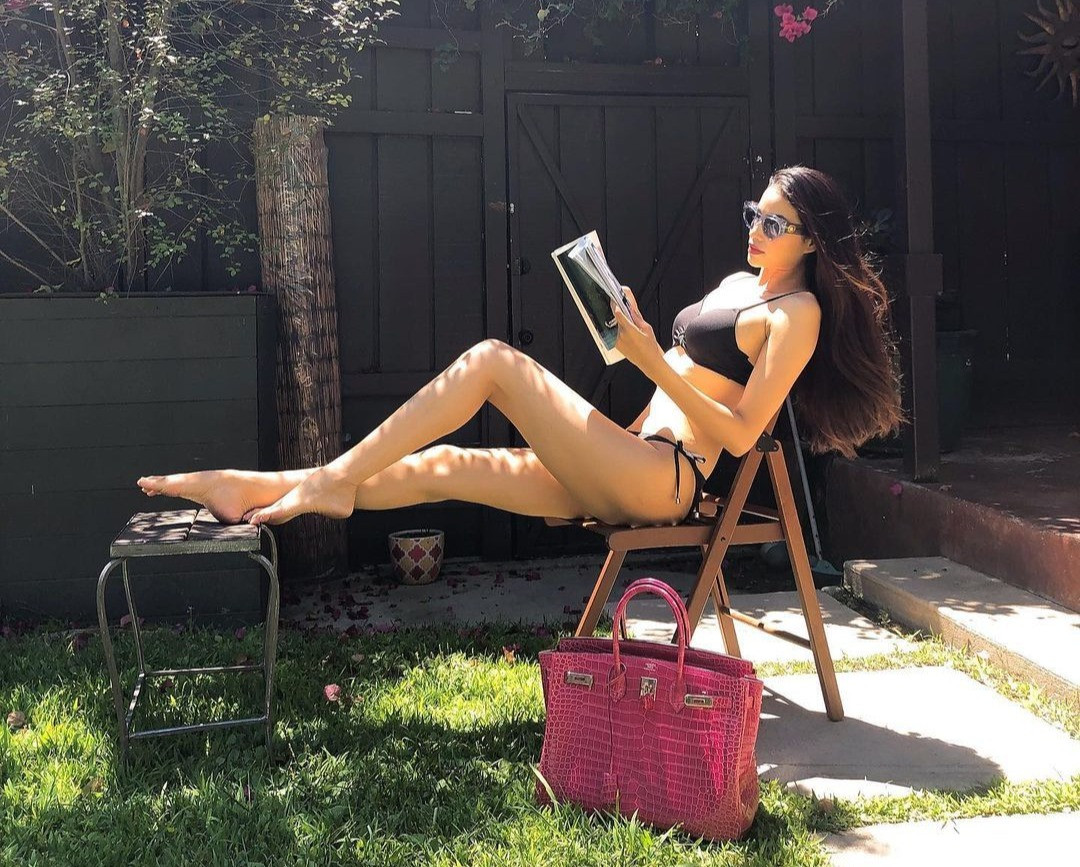 Căn biệt thự có nhiều không gian thư giãn như sân vườn, hồ bơi. Khu vườn của Phạm Hương được thiết kế như một khu nghỉ dưỡng thu nhỏ với cây cối xanh tốt, đài phun nước, lối đi lát gạch... Người đẹp Phạm Hương thường xuyên diện bikini khoe vóc dáng nóng bỏng trong biệt thự gia đình.