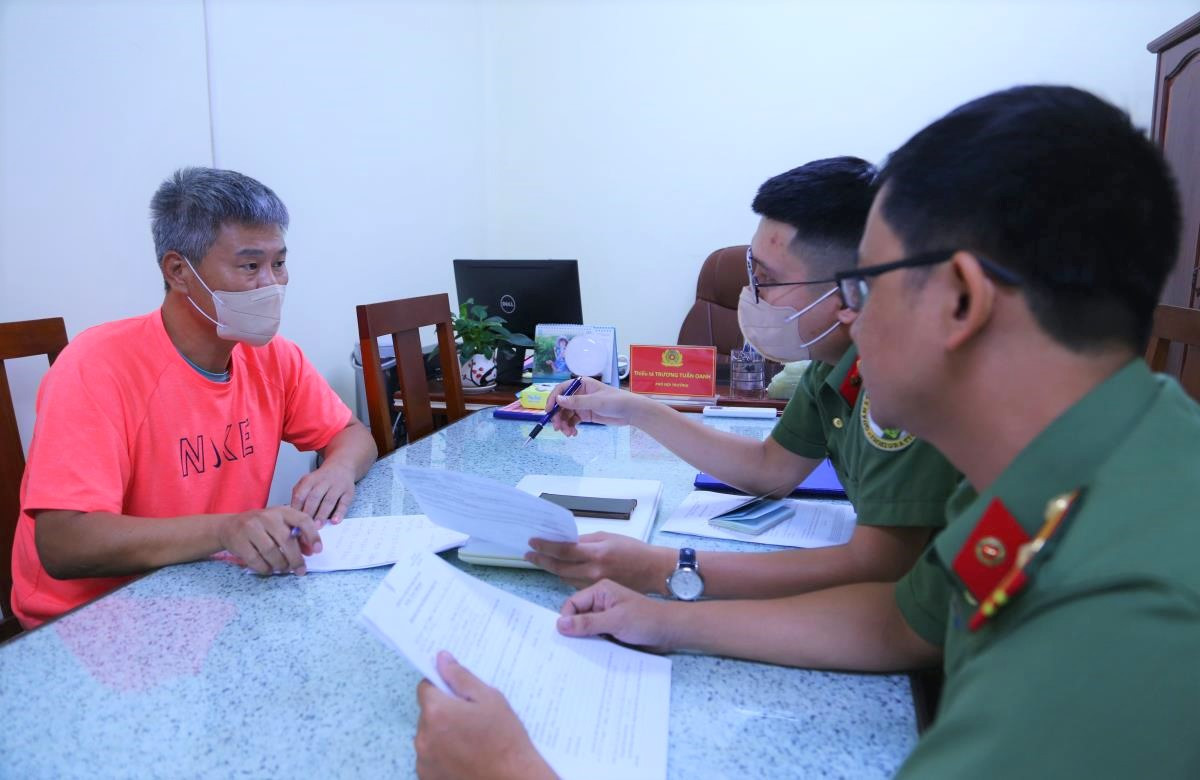 Đối tượng Im Ju Seob tại cơ quan điều tra. Ảnh: C.K