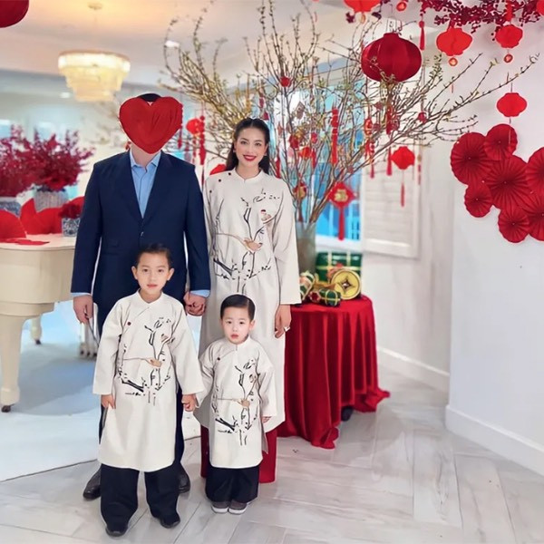 Theo các nguồn tin, chồng của Phạm Hương là CEO hoạt động trong lĩnh vực xuất - nhập khẩu hàng hóa, xe hơi, bất động sản có trụ sở nằm ở New York, Mỹ. Doanh nhân sở hữu nhiều biệt thự và xe sang đắt đỏ. Cô chia sẻ: 