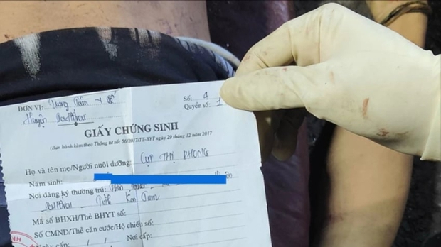 Tờ giấy chứng sinh còn sót lại (Ảnh: PLO)
